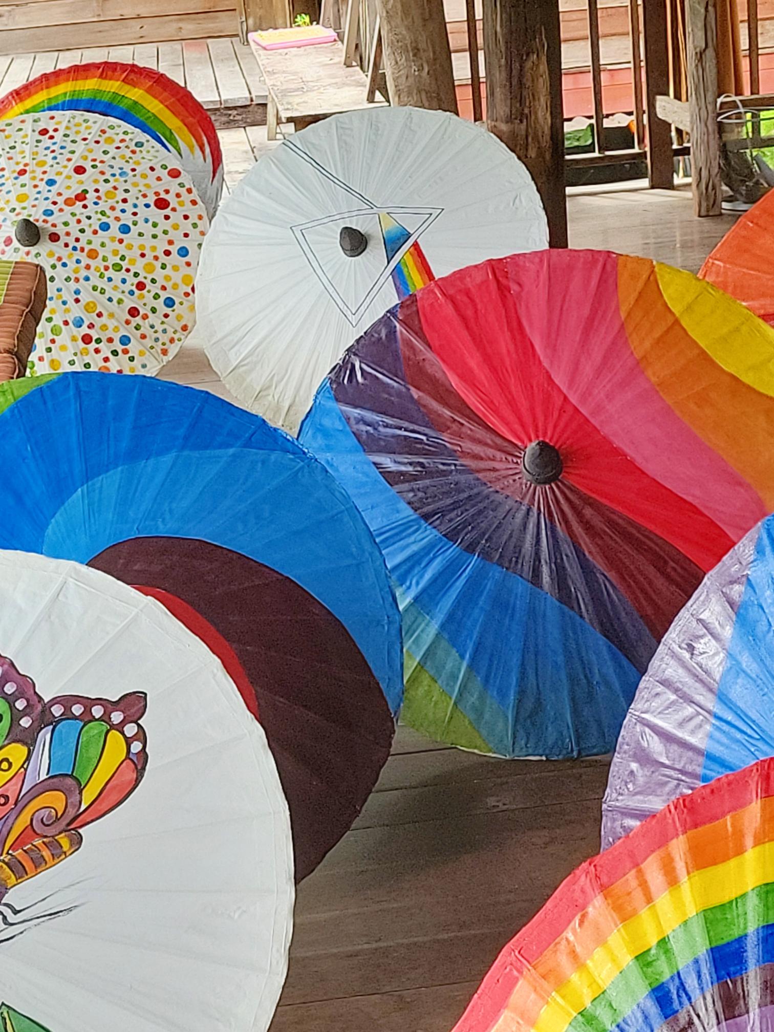 Regenboog parasols en